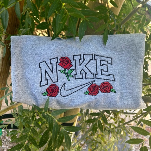 UNISEX ROSE EMBROIDERY CREWNECK SWEATER - Picture 6 of 8